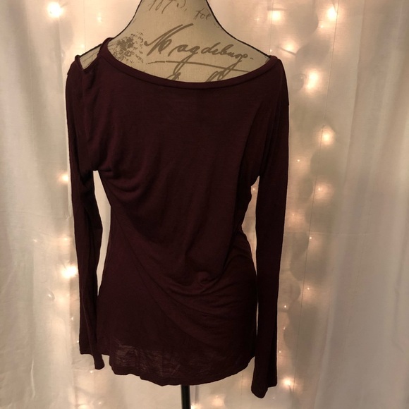 1[Elan] Cut out burgundy top lightweight top - Picture 4 of 6